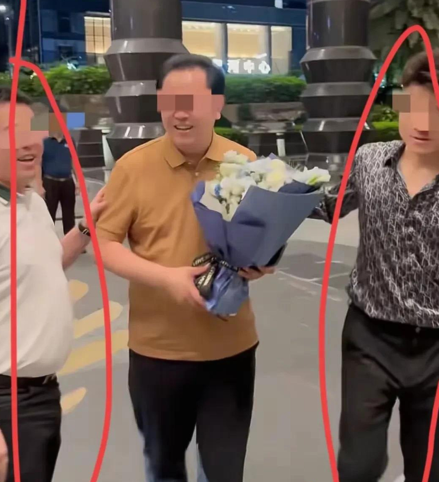 疾驰司机用球杆狂砸前车后续：已被刑拘，网友扒身世份，难怪嚣张