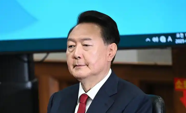 大选前发作反华潮，李在明夷易近
调暴跌，抗议者举美国旗，喊滚回中国