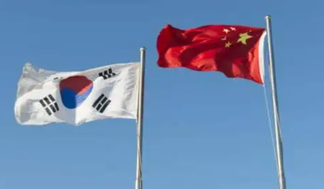 大选前发作反华潮，李在明夷易近
调暴跌，抗议者举美国旗，喊滚回中国