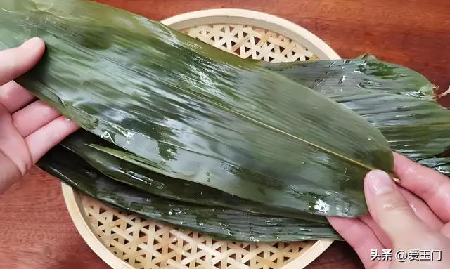 端午节煮粽子，用清水
煮是大年夜

错，教你一招又喷鼻
又糯，不夹生不漏米
