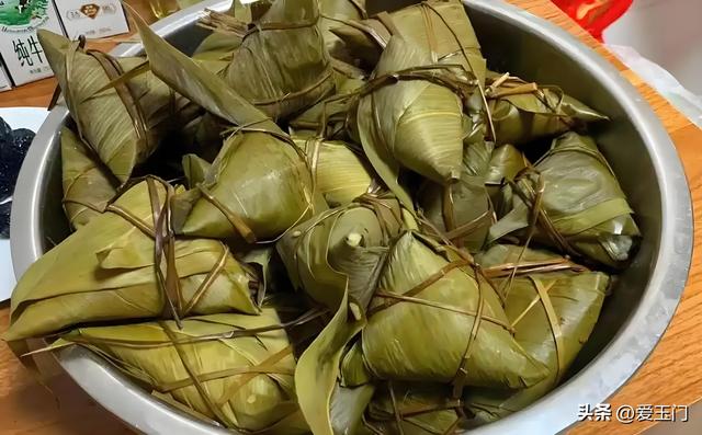 端午节煮粽子，用清水
煮是大年夜

错，教你一招又喷鼻
又糯，不夹生不漏米