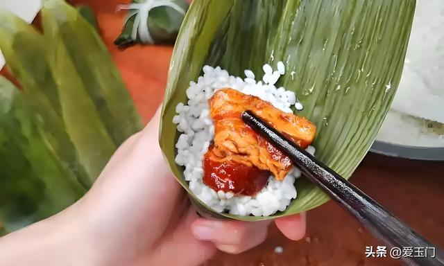 端午节煮粽子，用清水
煮是大年夜

错，教你一招又喷鼻
又糯，不夹生不漏米