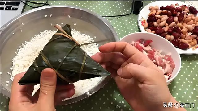 端午节煮粽子，用清水
煮是大年夜

错，教你一招又喷鼻
又糯，不夹生不漏米