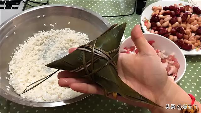 端午节煮粽子，用清水
煮是大年夜

错，教你一招又喷鼻
又糯，不夹生不漏米