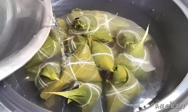 端午节煮粽子，用清水
煮是大年夜

错，教你一招又喷鼻
又糯，不夹生不漏米
