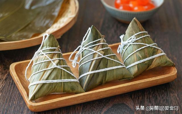 煮粽子时，只放水轻易夹生漏米，多加2物，喷鼻
浓软糯，不破不漏