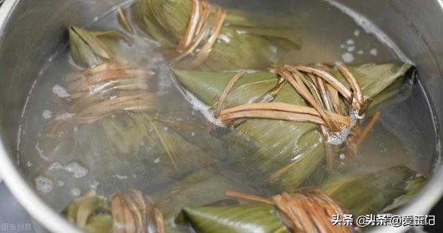 煮粽子时，只放水轻易夹生漏米，多加2物，喷鼻
浓软糯，不破不漏