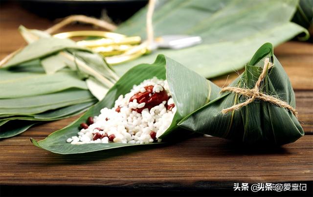 煮粽子时，只放水轻易夹生漏米，多加2物，喷鼻
浓软糯，不破不漏