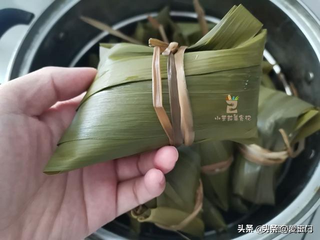 煮粽子时，只放水轻易夹生漏米，多加2物，喷鼻
浓软糯，不破不漏