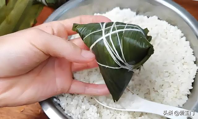 加热粽子时，用水煮照旧蒸？10个人9个错，难怪粽子不喷鼻
不软糯！