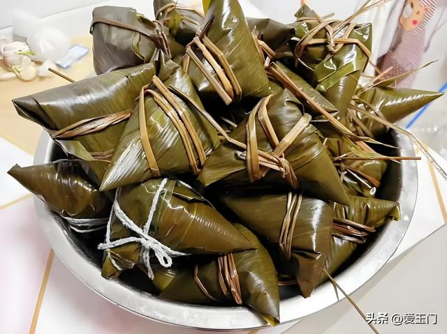 加热粽子时，用水煮照旧蒸？10个人9个错，难怪粽子不喷鼻
不软糯！