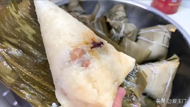 加热粽子时，用水煮照旧蒸？10个人9个错，难怪粽子不喷鼻
不软糯！