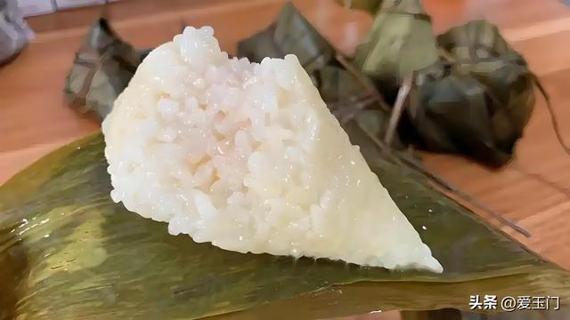 端午节煮粽子，用清水
煮是年夜
错，教你一招又喷鼻
又糯，不夹生不漏米