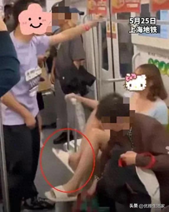 上海地铁踢裆后续，女子穿戴
袒露正脸曝光，网友一边倒，细节曝光