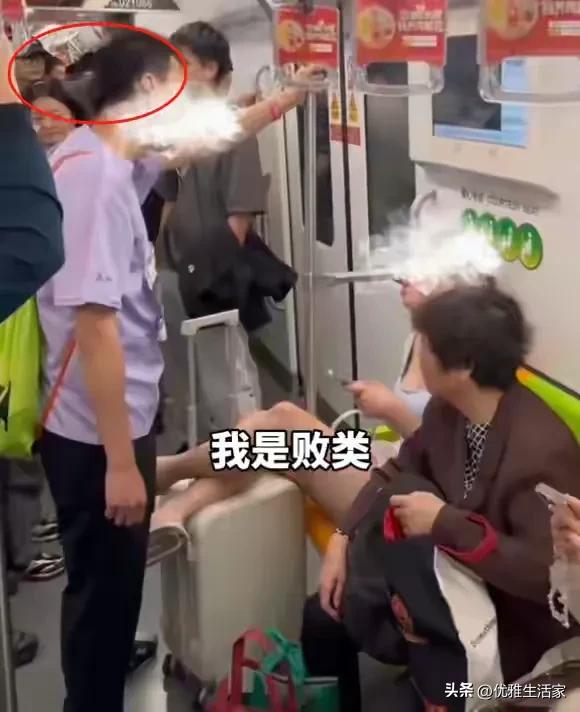 上海地铁踢裆后续，女子穿戴
袒露正脸曝光，网友一边倒，细节曝光