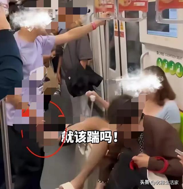 上海地铁踢裆后续，女子穿戴
袒露正脸曝光，网友一边倒，细节曝光