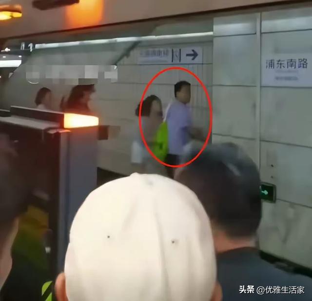 上海地铁踢裆后续，女子穿戴
袒露正脸曝光，网友一边倒，细节曝光