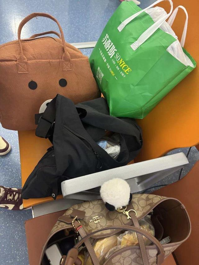 女子携20寸行李箱登机被指超标，无奈取行李托运空箱？首都航空回应