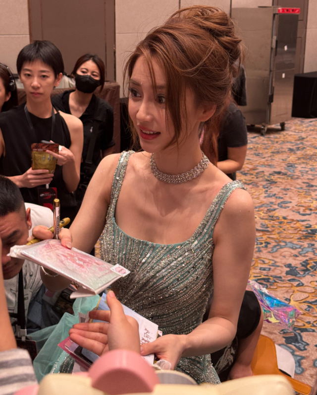 杨颖澳门活动生图，U字型礼服凸显肋骨，身上哪有一点妈感