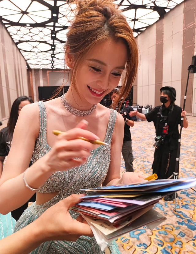 杨颖澳门活动生图，U字型礼服凸显肋骨，身上哪有一点妈感