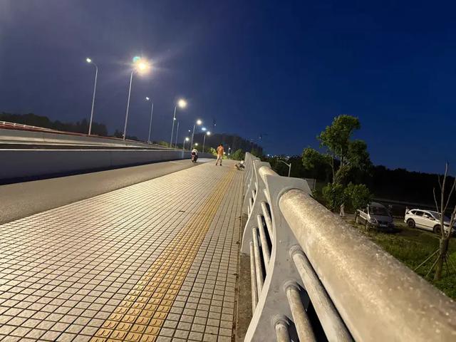 太突然！上海多区已发明
，街头
涌现
“栏杆刺客”，女子瓦解：去医院也清理不清洁
