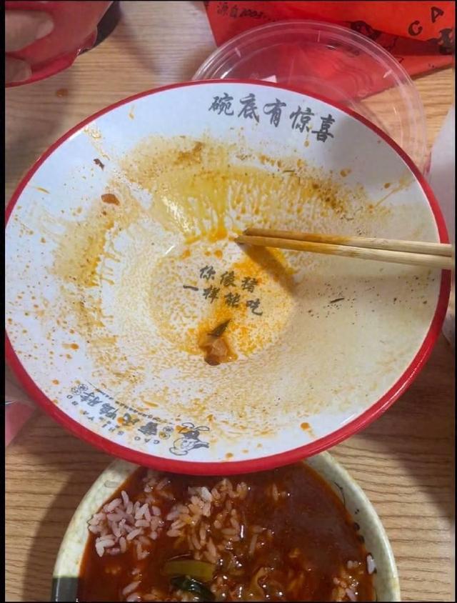 碗底印“你像猪一样能吃”，涉事饭铺
致歉
：初志只是以为风趣