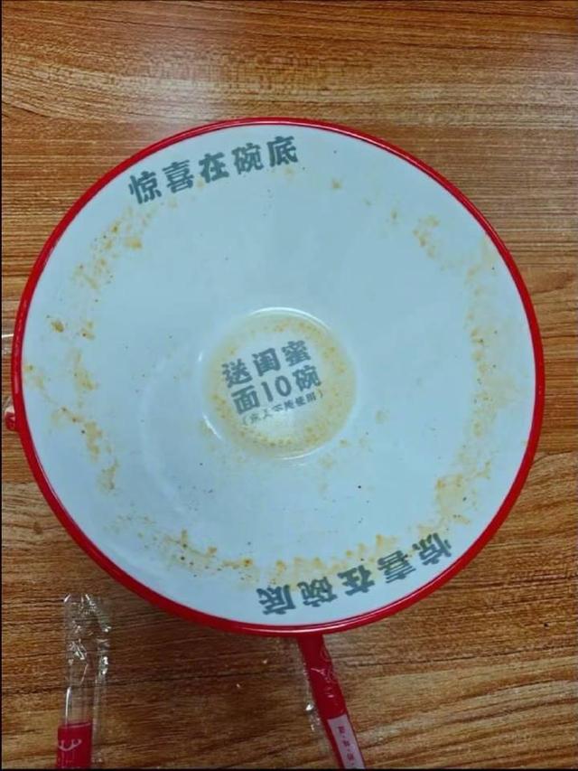 碗底印“你像猪一样能吃”，涉事饭铺
致歉
：初志只是以为风趣