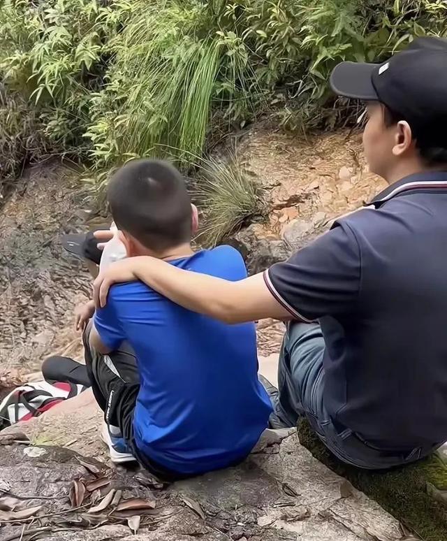 女子拍照坠崖后续！俩儿子当场崩溃，知情人曝黑幕：她胆量太大了
