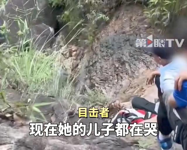 女子拍照坠崖后续！俩儿子当场崩溃，知情人曝黑幕：她胆量太大了