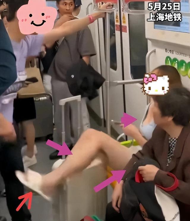 地铁男女争吵，女子穿着暴露，猛踹男子裆部，正脸曝光异常
嚣张