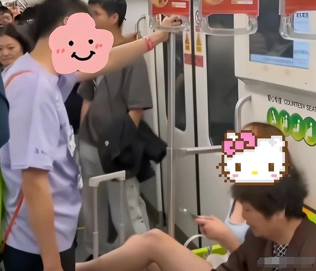 地铁男女争吵，女子穿着暴露，猛踹男子裆部，正脸曝光异常
嚣张