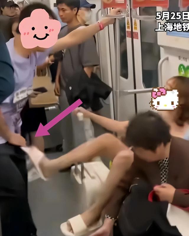 地铁男女争吵，女子穿着暴露，猛踹男子裆部，正脸曝光异常
嚣张