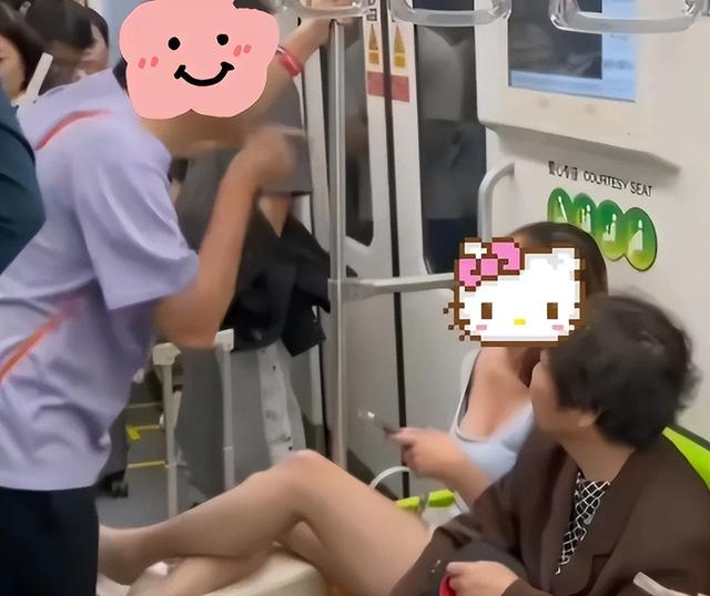 地铁男女争吵，女子穿着暴露，猛踹男子裆部，正脸曝光异常
嚣张