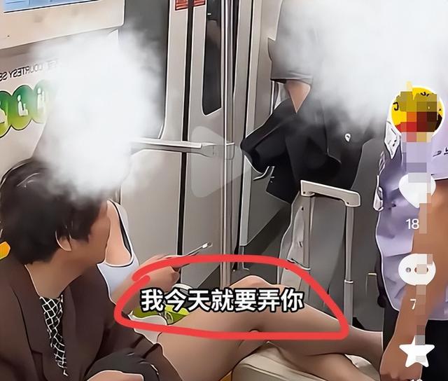 地铁男女争吵，女子穿着暴露，猛踹男子裆部，正脸曝光异常
嚣张