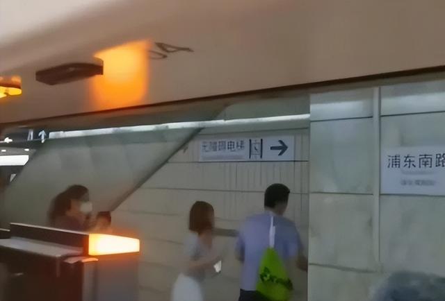 地铁男女争吵，女子穿着暴露，猛踹男子裆部，正脸曝光异常
嚣张
