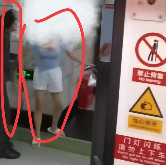 地铁男女争吵，女子穿着暴露，猛踹男子裆部，正脸曝光异常
嚣张