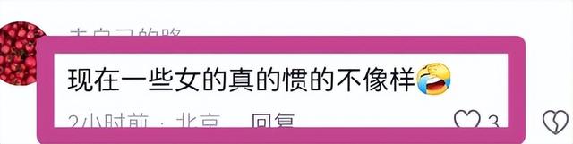地铁男女争吵，女子穿着暴露，猛踹男子裆部，正脸曝光异常
嚣张