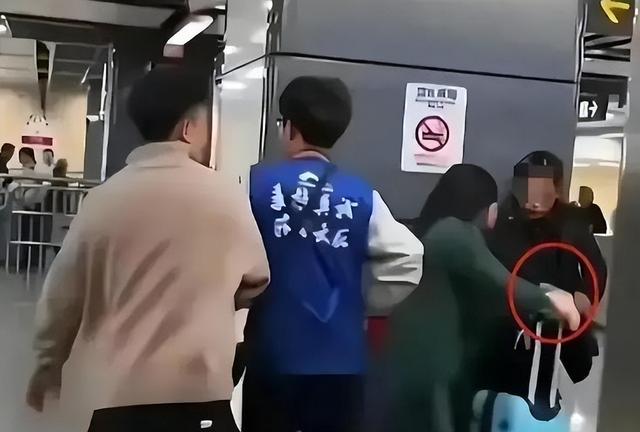 地铁男女争吵，女子穿着暴露，猛踹男子裆部，正脸曝光异常
嚣张