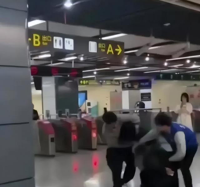 地铁男女争吵，女子穿着暴露，猛踹男子裆部，正脸曝光异常
嚣张