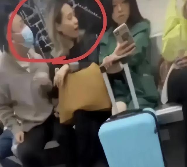 地铁男女争吵，女子穿着暴露，猛踹男子裆部，正脸曝光异常
嚣张