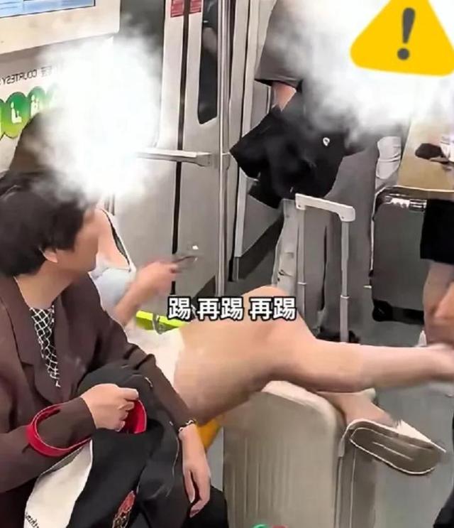后续！上海地铁“踢档女”身份曝光，网友：警方果真
没让年夜
家失落

望