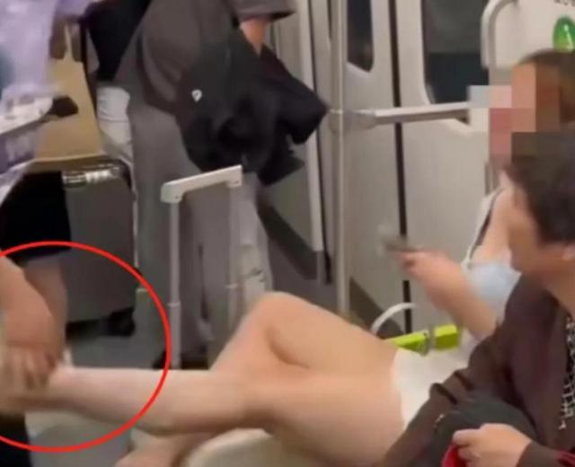 后续！上海地铁“踢档女”身份曝光，网友：警方果真
没让年夜
家失落

望