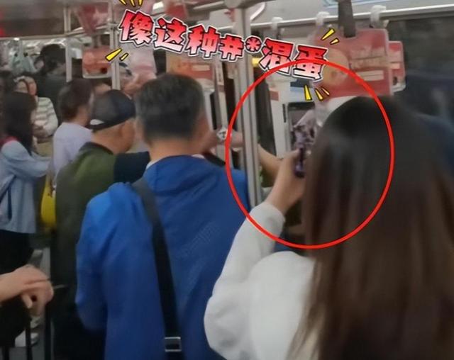 后续！上海地铁“踢档女”身份曝光，网友：警方果真
没让年夜
家失落

望