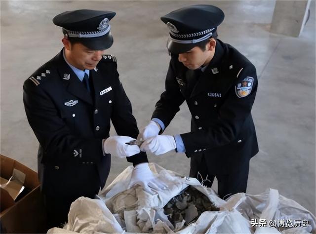中方打出第二张“王牌”，比关税更狠，特朗普进退维谷
