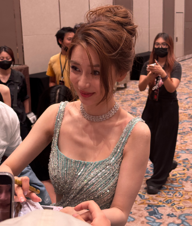 杨颖去澳门给网红颁奖，现场合影照曝光，落得现在下场
令人唏嘘