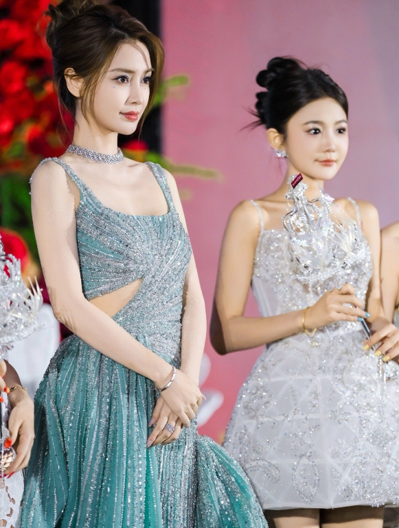杨颖去澳门给网红颁奖，现场合影照曝光，落得现在下场
令人唏嘘