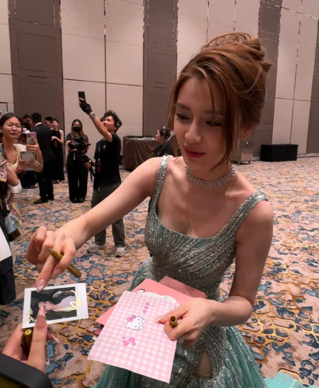 杨颖去澳门给网红颁奖，现场合影照曝光，落得现在下场
令人唏嘘