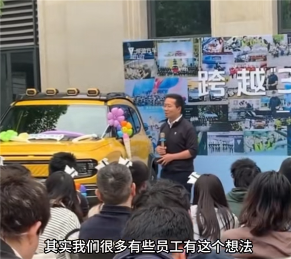 深蓝汽车弹窗告白
惹众怒！车主：拿我大屏当告白
位！律师：违法！官方：连夜致歉