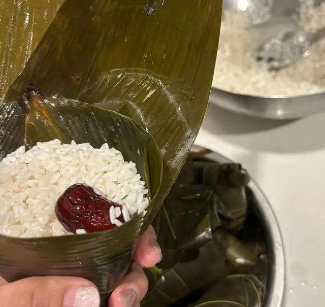 煮粽子时，只加净水是年夜
错！多加2样，粽子又喷鼻香

又糯，好吃不夹生