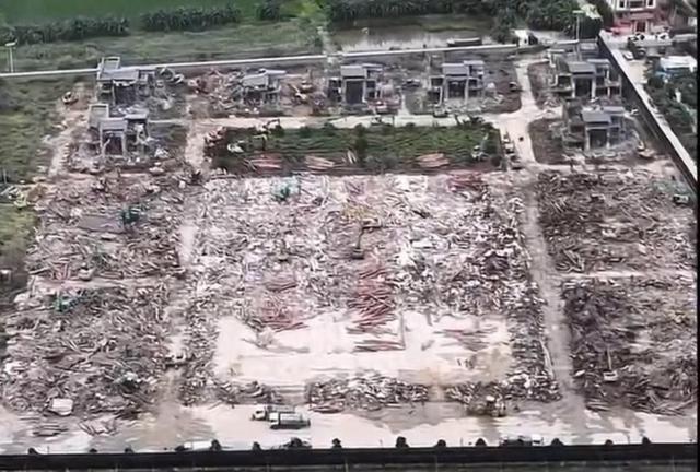耗资上亿的违建豪宅“英之园”开拆，村夷易近
：几十辆挖掘
机进场，已根本清拆完毕